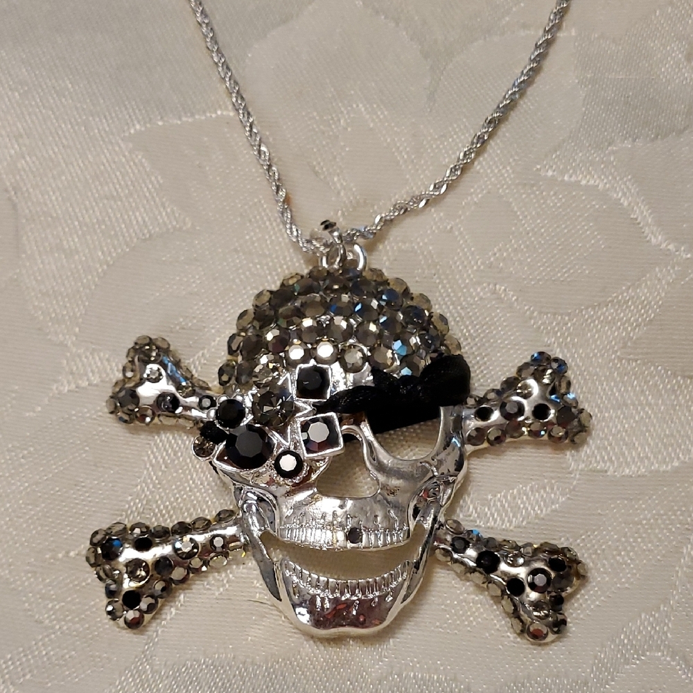 Silver Skull Pendant Necklace